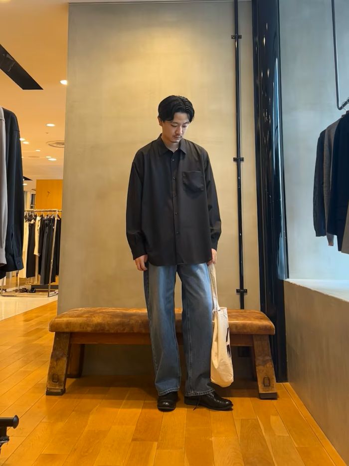 washable wool over shirtsを使ったコーディネートです。
その名の通り大きめなサイズで着ていただけます。ウールの上品な落ち感とオーバーなサイズ感が雰囲気抜群です。
