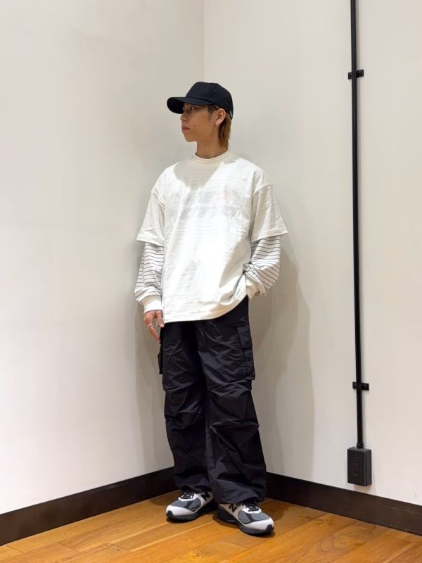 裏に印字されたプリントが写って見えるデザインなので今回はボーダーのロンTを入れてみました。ボーダーもよく見ると透けて見えるちょっとしたこだわりが入ったコーディネートです◎