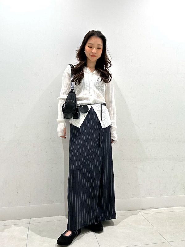 程よいシアー感と大きめのフードがポイントのトップス
スカートはSサイズ着用でたっぷりな丈感と女性らしいピンストライプが大人っぽくてかわいいです！