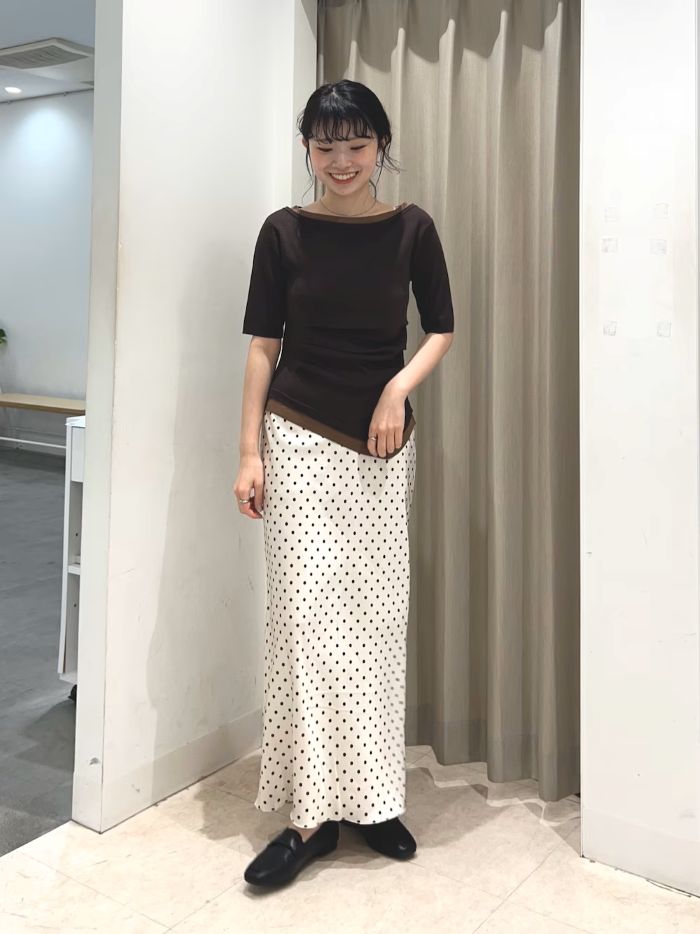 トップスはサイドのタック+アシメデザインで気になるウエスト周りをカバーしてくれます！

サテンスカートと合わせてちょっぴりよそ行きコーデ♩