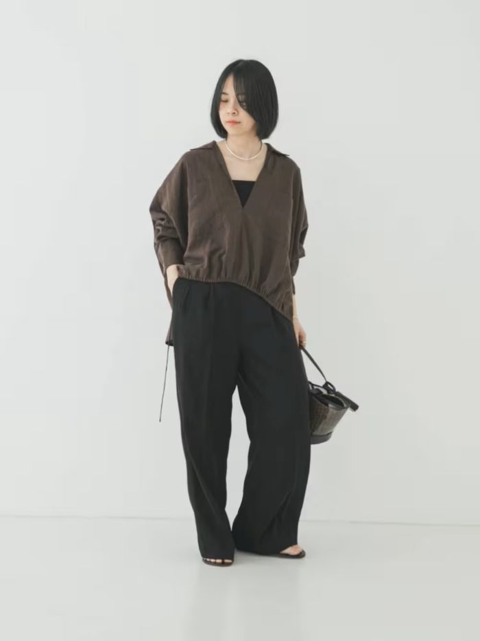 清涼感のある風合いと、裾のドロストデザインが抜け感を作るラミーレーヨンギャザーヘムシャツ。
昨年も大好評をいただいた、柔らかく涼やかなラミーレーヨン素材を使用したプルオーバーシャツです。