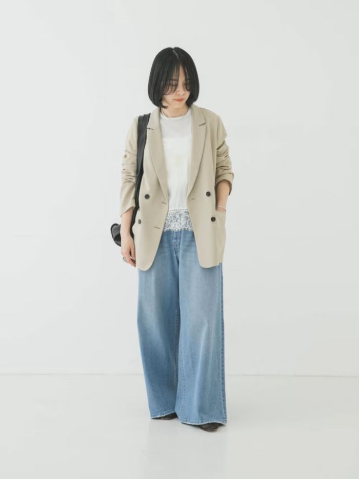 透けすぎない上品なメッシュ素材が、大人の抜け感と清涼感を両立するジャケット。
軽やかなメッシュ生地を使用し、ダブルブレストのきちんと感はそのままに、軽やかな着心地に仕上げました。
裏地のない仕様で通気性が良く、気温が上がり始める時期の羽織りとしてもストレスフリー。