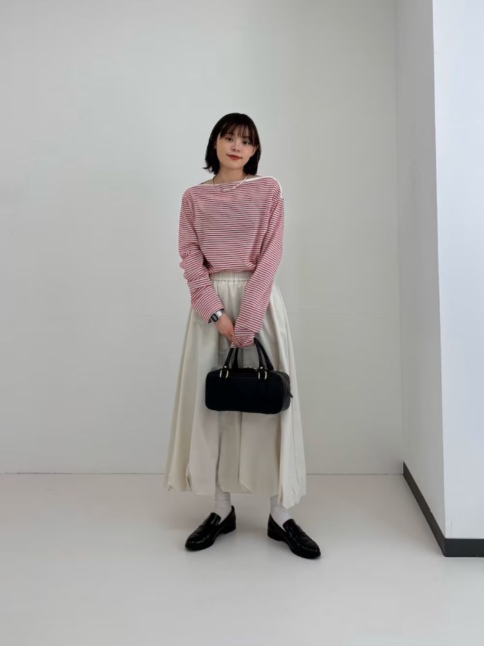 ふんわりとした丸みが女性らしさと着映えが叶う、バルーンギャザースカート。
昨年大好評だったアイテムを、より軽やかで清涼感のあるナイロン素材にアップデートしました。シワになりにくい柔らかな風合いで、暑い季節でも肌離れが良く、シーズンレスに活躍。