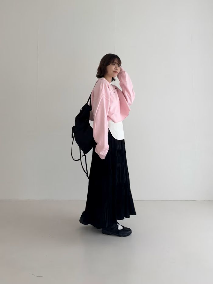 広がりすぎない程よいボリューム感で、上品な着こなしが叶います。
裏地付きなので、一枚でも安心して着用いただけます。
ティアードの切り替えごとにプリーツに強弱をつけているので、甘くなりすぎないデザインに仕上がっています。