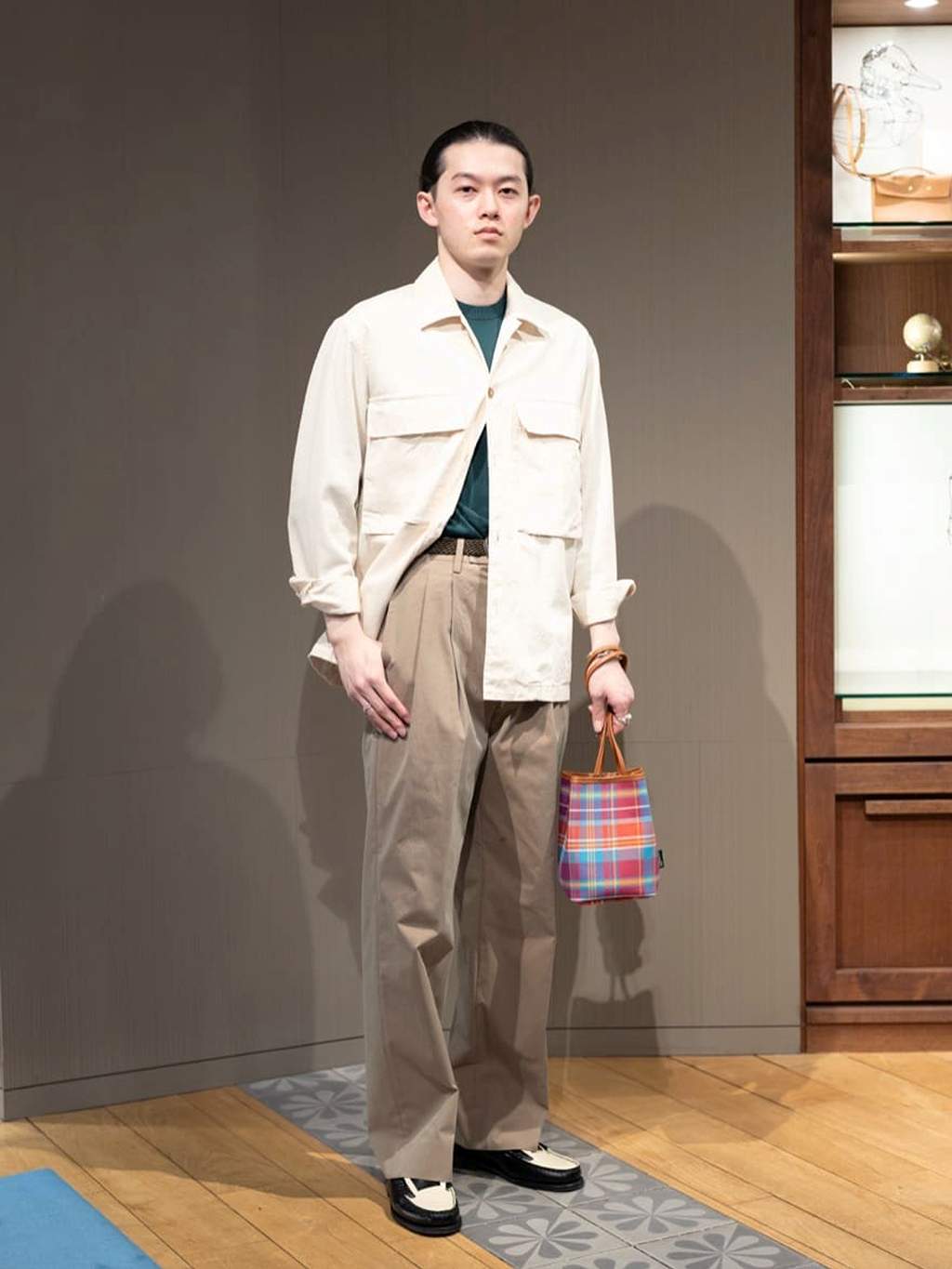 身長176㎝　伊〈GUY ROVER（ギローバー）〉社に別注したミリタリーテイストのオーバーシャツ。
素材には、ライトウェイトなコットンキャンバスで、春先の羽織アイテムに最適な素材を使用しています
