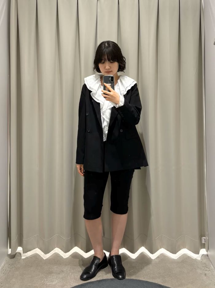 フリルとカプリパンツでレディな雰囲気