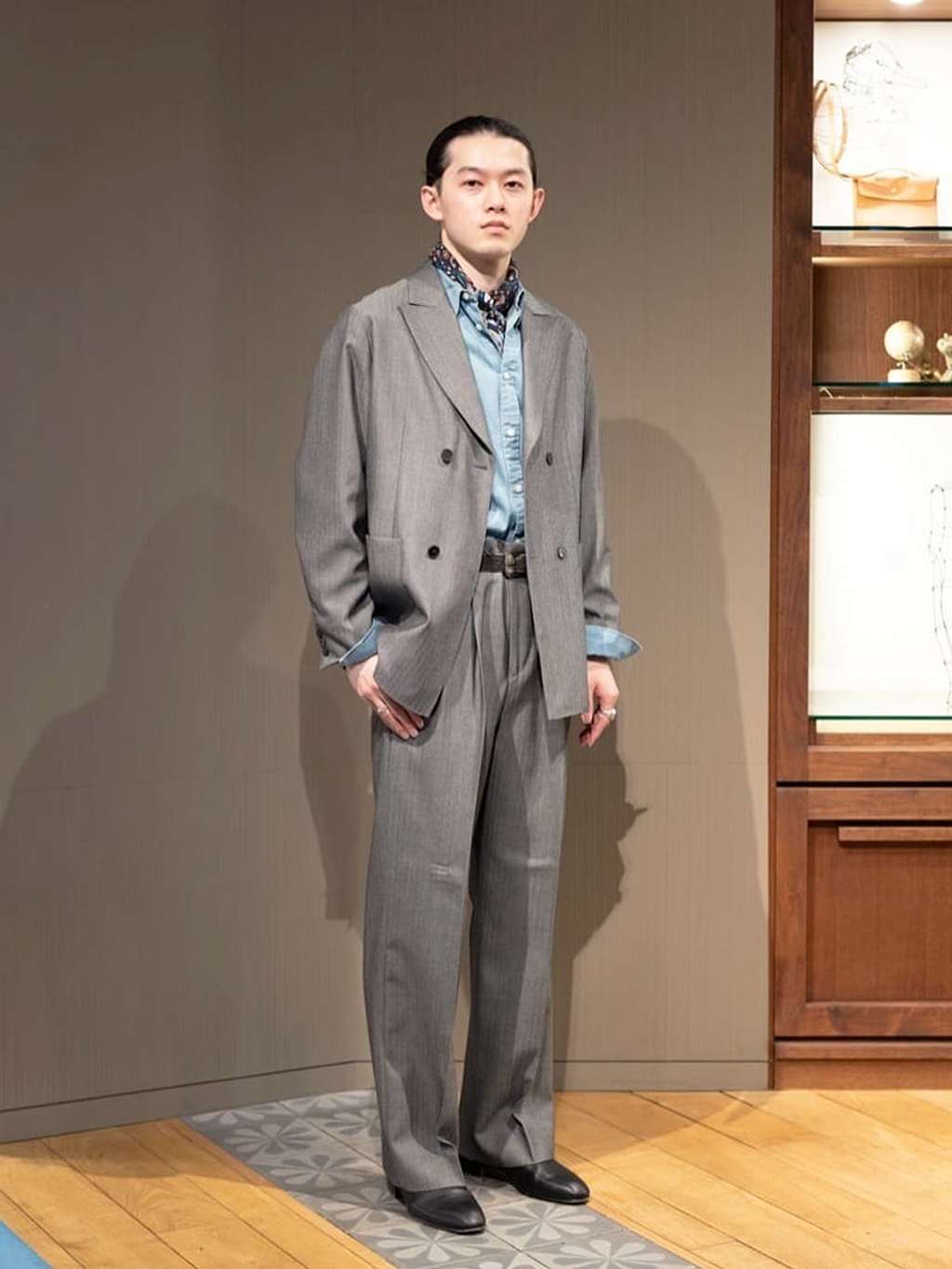 身長176㎝　上質かつ繊細なウールにハルト加工を施した素材のダブルブレステッド4Bジャケット。

デザインは、スーツのジャケットとは異なり、Aラインを強調したシルエットに仕上げています。

ブルゾンのような太い袖、ボタンやポケットのサイズ、バランスなど抜け感のある表情に作られたデザインが特徴です。
デニムからウールパンツまで、幅広いスタイルで着ていただける1着です。

同素材のパンツ(品番：63046104031)とセットアップの着用がおすすめです。
