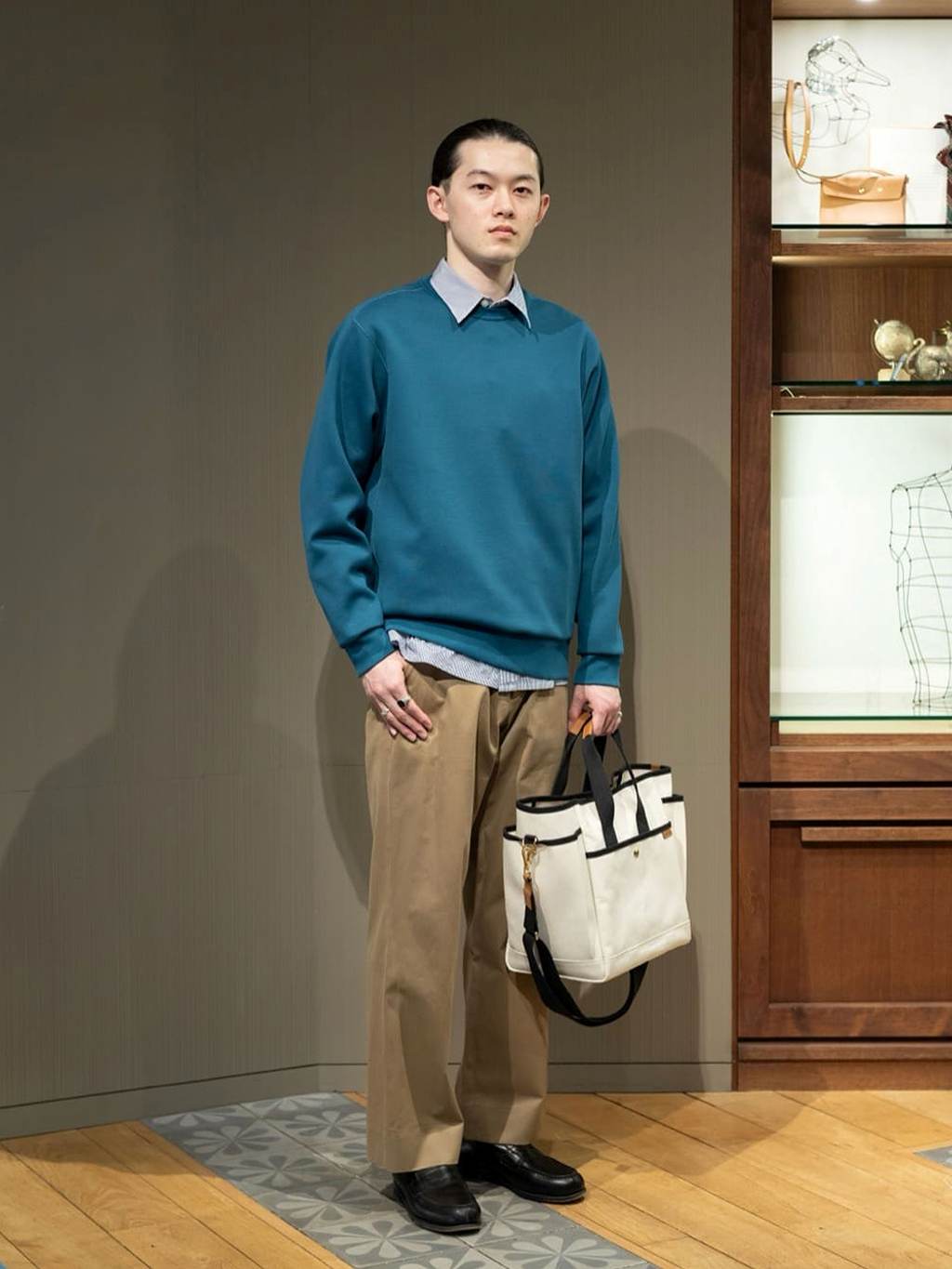 身長176㎝　世界五大コットンの一つ、インドの超長綿スビンコットンを使用したダンボール組織のクルーネックスウェット。

コットン素材でありながら、シルクを思わせる上品な光沢と、カシミヤのような滑らかで柔らかな風合いが特徴です。

しっかりとした厚みを持ちながらも驚くほど軽量なダンボール組織で編み立てることで、見た目に反した軽快な着心地を実現しました。
生地が生む適度なハリが、身体のラインを拾いすぎない美しい立体的なシルエットを保ちます。

一枚ではもちろん、インナーとしても着回しやすいスタンダードフィットで、合わせるアイテムを選ばない上質なベーシックアイテムです。
