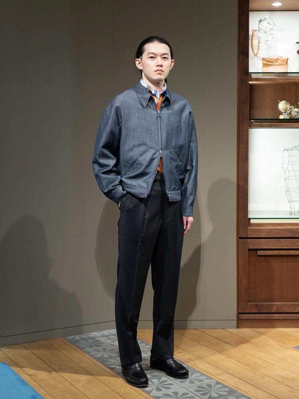 身長176㎝　イタリアを代表するアウターブランド〈 VALSTAR 〉社のモダンなブルゾンに、仏〈DORMEUIL〉社にトゥモローランドが別注したウールリネンデニム生地を乗せて作成したスペシャルなコラボレーションアイテムです。
