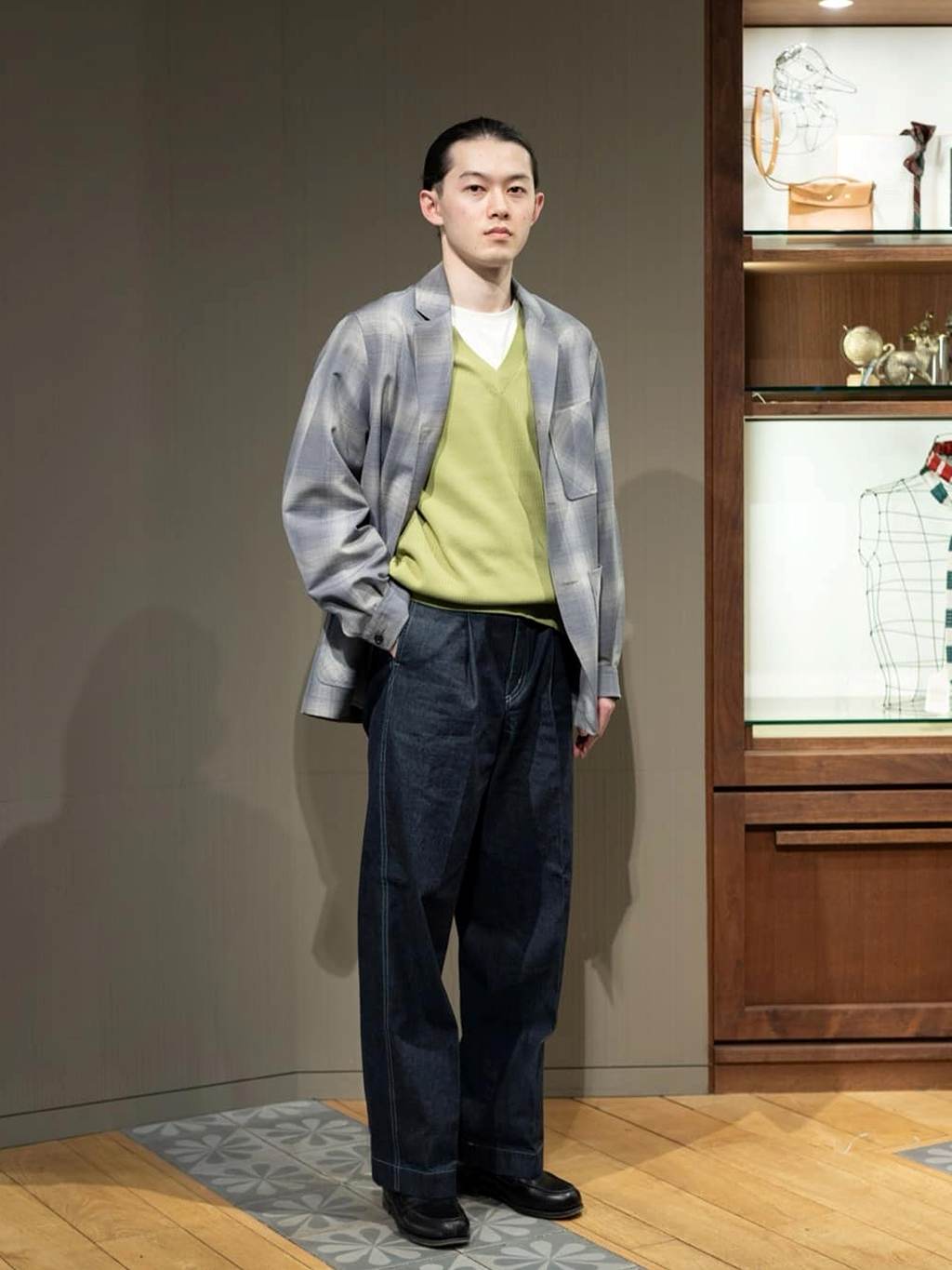 身長176㎝　米〈PENDLETON〉社に別注したトップスタージャケット。
ペンドルトン社のアーカイブ柄を、「英式紡績(ブラッドフォードシステム)」に落とし込んだ別注生地を使用しています。

パッチポケットやカフの仕様はそのままに、良い野暮ったさを残しながら立体的でシャープな型にモダナイズしています。

デニムと合わせるカジュアルスタイルはもちろん、ウールトラウザーズなどと合わせてドレススタイルのはずしまで、幅広くお楽しみいただけます。