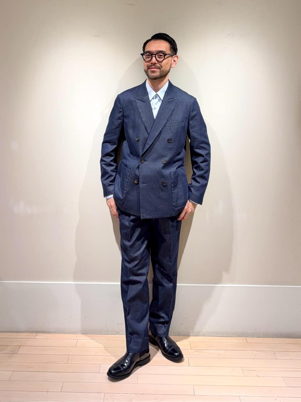 身長175㎝　デニムのセットアップは、シーアイランドコットンを使用しており、デニムにありがちなゴワゴワ感は全くありません。
パンツは綺麗なテーパードシルエットで、上下で合わせた時に、その良さがより引き立ちます。
