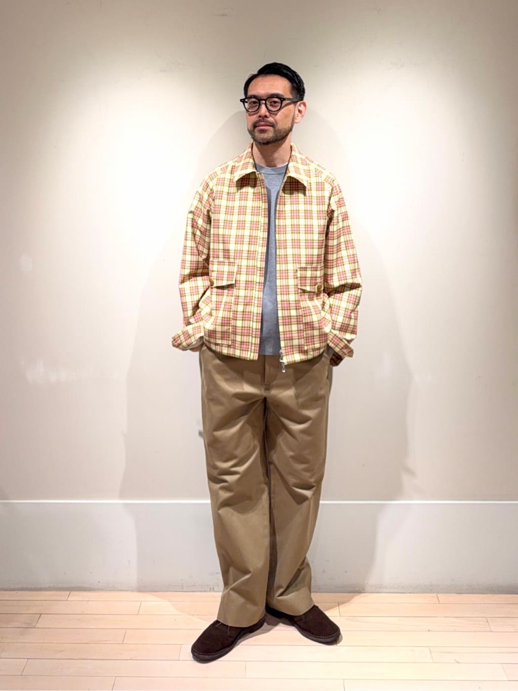 身長175㎝　イエロー系のポップな柄のブルゾンは、茶系のグラデーションでコーディネートしました。
ブルゾンは、あえて少し大きく、Lを着用しています。
