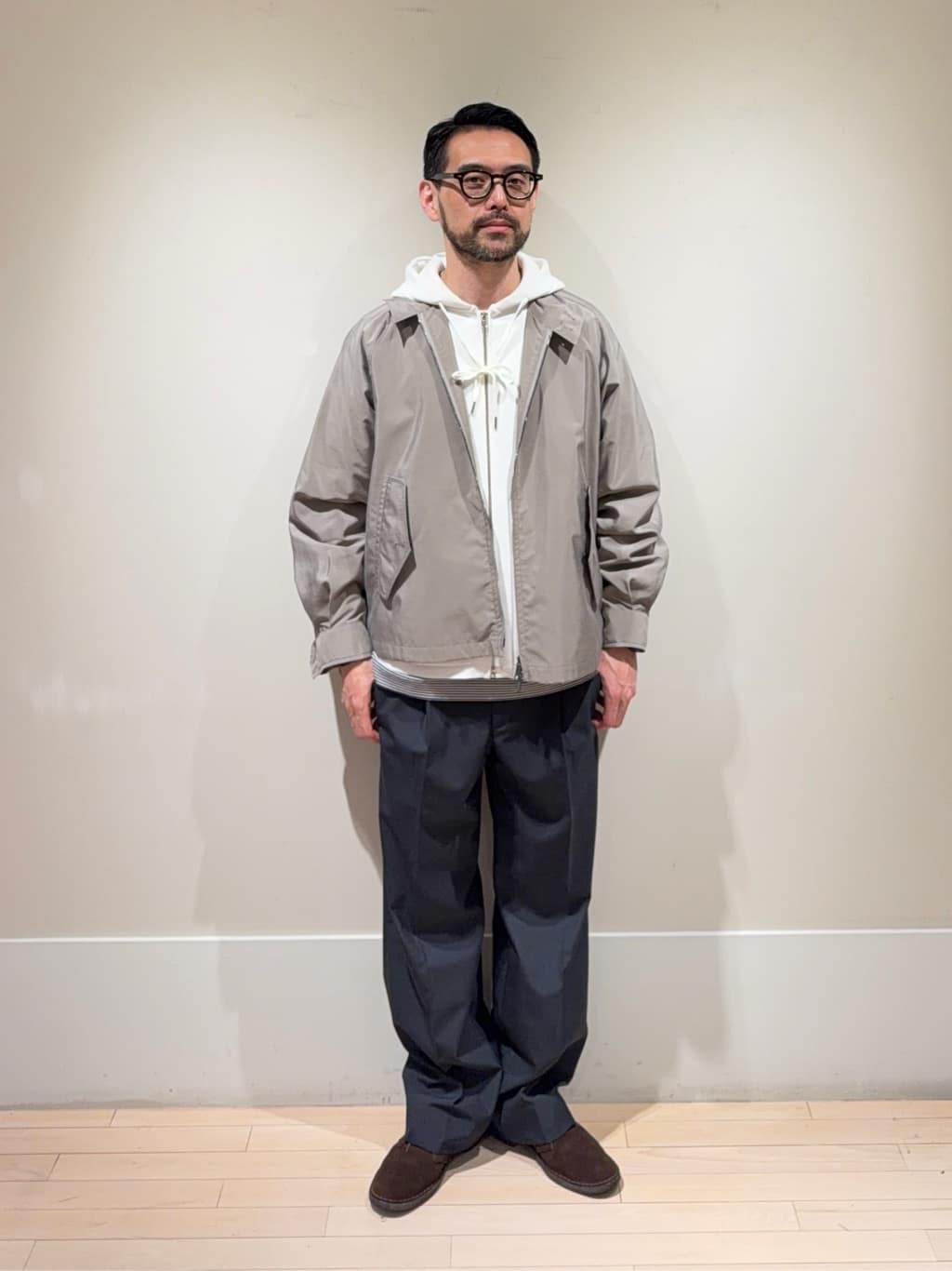 身長175㎝　〈BARACUTA〉に、フーディを合わせたスポーティなスタイルです。
パンツはスラックスにすることで、カジュアルすぎないバランスを意識しています。