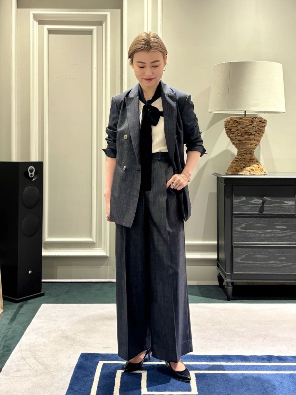 身長162㎝　〈TOMORROWLAND collection〉コンフォートデニム ダブルブレストジャケット
〈TOMORROWLAND collection〉コンフォートデニム タックワイドパンツ

デニムのような奥行きのある表情を、ウールとレーヨンの混紡素材で上品に表現したセットアップです。
最大の特徴は、ウール混であることを感じさせないドライでさらりとした質感です。
肌離れが良く、真冬を除く3シーズンを通して快適に纏える絶妙な素材感に仕上げています。カジュアルなデニムのムードを持ちつつも、スラックスのような落ち感と上品な光沢を兼ね備えているのが、大人の日常着として嬉しいポイントです。
