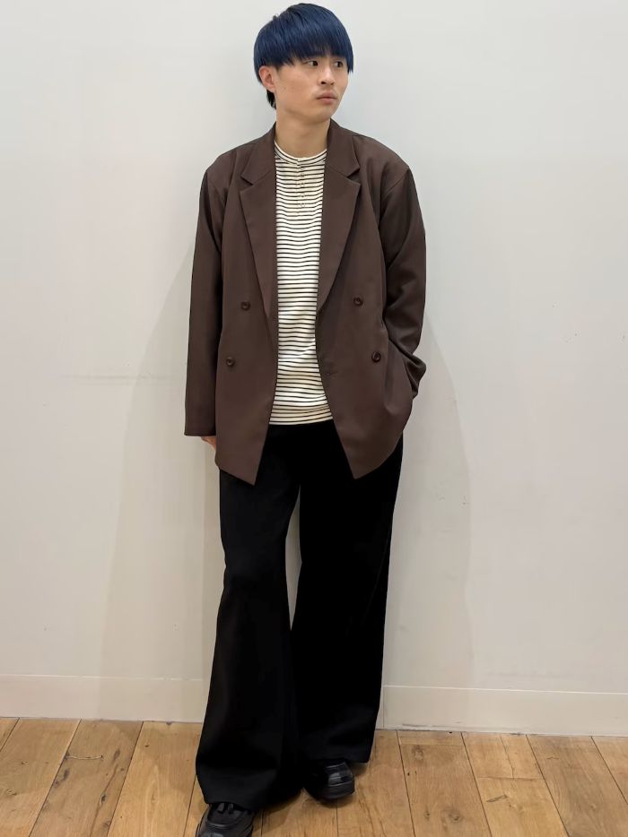 ブラウンカラーのダブルジャケッ。
撥水、防花粉の機能性〇
インナーに、ボーダーを合わせることでジャケットを羽織っても硬過ぎない印象に出来ます。
パンツは、ポンチ素材のスウェットパンツ！
レディース商品ですが、メンズの方でもキレイに着用できる品物です。