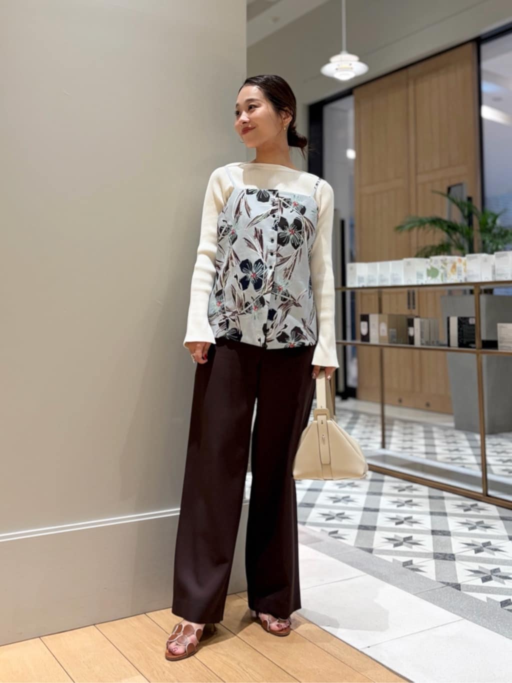 身長154㎝　ブラウン系をベースにした控えめな色使いでありながらトーンをあえてずらし、クリーンで洗練されている印象に致しました。
春に咲くハナミズキをモチーフにしたオリジナルプリントのキャミソールが主役になっています。

キャミソールには身頃にゆとりがあるので、いインにはほどよいフィット感ですっきりしたコットンリブニットをチョイス。春のお出かけにフィットする厚みです。
Tシャツやノースリーブを着るだけで、夏のスタイリングにも切り替えることができます。

ワイドパンツは柔らかくウエストがとても楽なイージーパンツ。
履き心地が良いのにきちんと見えるので、デイリーからビジネスまで幅広い用途でお探しの方にもおすすめです。