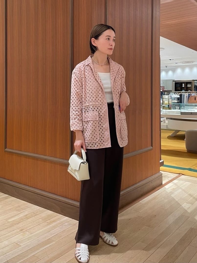 身長160㎝　ジャケットはぷっくりとした立体的な刺繍が高級感を醸し出している一着。
大きめのポケットディテールとパイピングがほど良いアクセントになっています。
スラックスでキレイめに、デニムでカジュアルにも着ていただける春の主役を張れるジャケットです。
