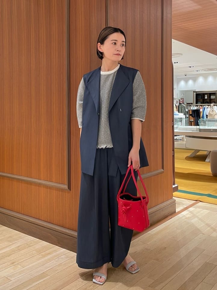 身長160㎝　ジレとパンツはキュプラの落ち感を活かした、上品なツヤ感のあるデニムライクな素材を使用しています。
エレガントさとほど良いカジュアル感をあわせ持った一着です。
赤のバッグをアクセントにコーディネートしました。