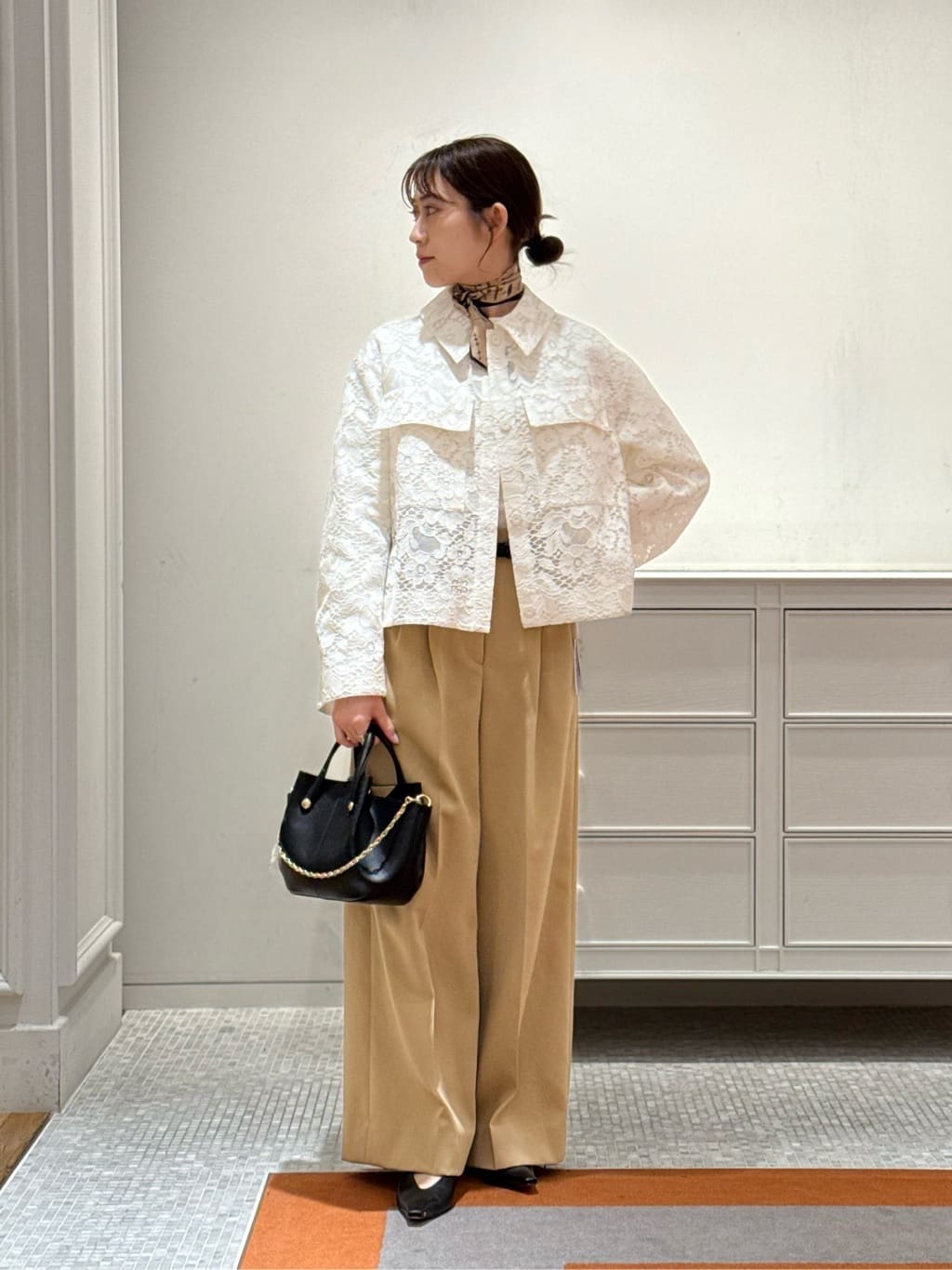 身長165㎝　太めのコード糸を使用したコットンベースの質感と、クセのない大胆な花柄の組み合わせが魅力的なレース素材のブルゾンです。
ドレッシーになり過ぎず、日常使いにも最適な1着です。
コンパクトなスカーフと合わせたり、小物を黒でまとめてすっきりとした印象にしました。