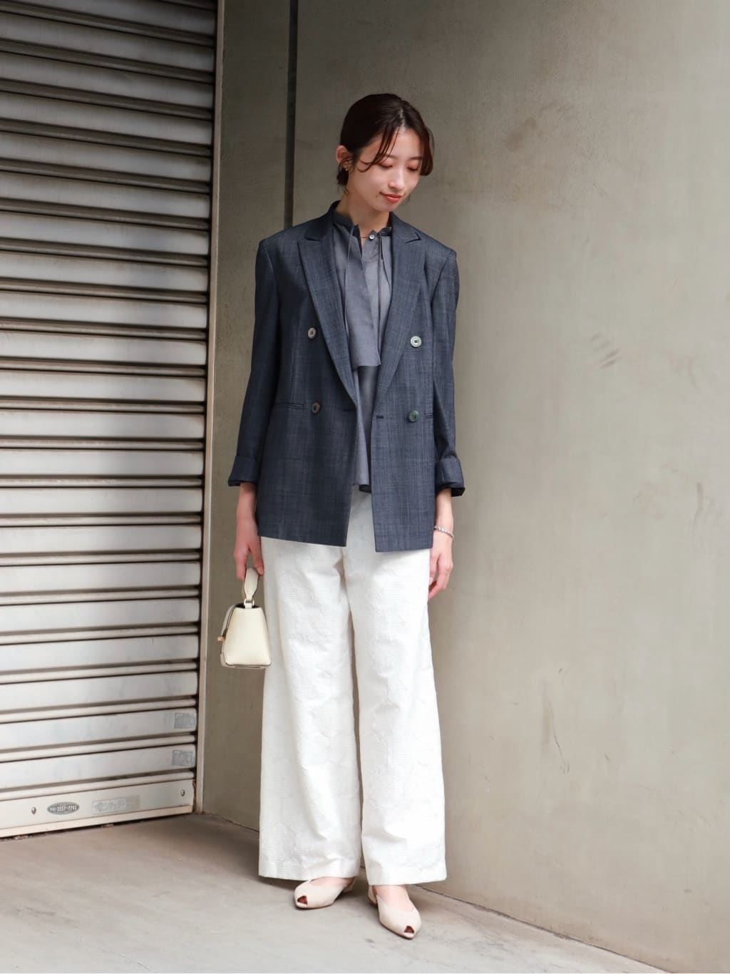 身長164㎝　〈TOMORROWLAND collection〉
レーヨンキュプラシャンブレー レイヤードブラウス
レイヤードしたようなデザインなので、一枚でも華やかに見える1着です。着用しているネイビーはデニムライクなカラーで、キレイめになりすぎず程よい抜け感を演出してくれます。とろみのある素材感なので着心地も抜群です。

〈TOMORROWLAND collection〉コンフォートデニム ダブルブレストジャケット
少し広めに設定した肩幅と、長めの着丈がマニッシュな印象のジャケットです。きちんとしたキレイめな印象ですが、軽くサラッとした着心地なので気負わずにお召しいただけます。

〈TOMORROWLAND collection〉ブロッサムエンブロイダリー ストレートパンツ
花柄があしらわれたエンブロイダリー生地のため、シンプルなアイテムも華やかに見せてくれる1着です。甘さのある素材でもあるので、ジャケットを合わせることでシャープな印象に見えるようまとめました。