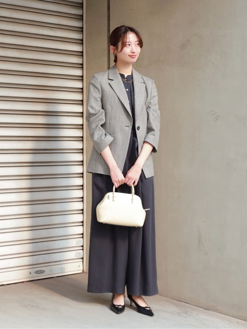 身長164㎝　〈Ballsey〉ミックススラブストレッチ 1Bテーラードジャケット
化学繊維にリネンをミックスしたシャリ感のあるジャケットです。シワになりにくく、手洗い可能で機能性も備えたアイテムです。今回はとろみのあるオールインワンと合わせてキレイめにまとめました。デニムと合わせたカジュアルなスタイルにも馴染むジャケットなので、幅広いシーンで活躍します。

〈Ballsey〉セルロースツイル スタンドカラーオールインワン
セルロースを使ったとろみのある素材感が特徴のオールインワンです。華奢なメタルボタンやとろみのある素材感がキレイめな印象ながら、胸元にあしらわれたポケットが抜け感を与えてくれます。オンオフどちらも使える万能な1着です。