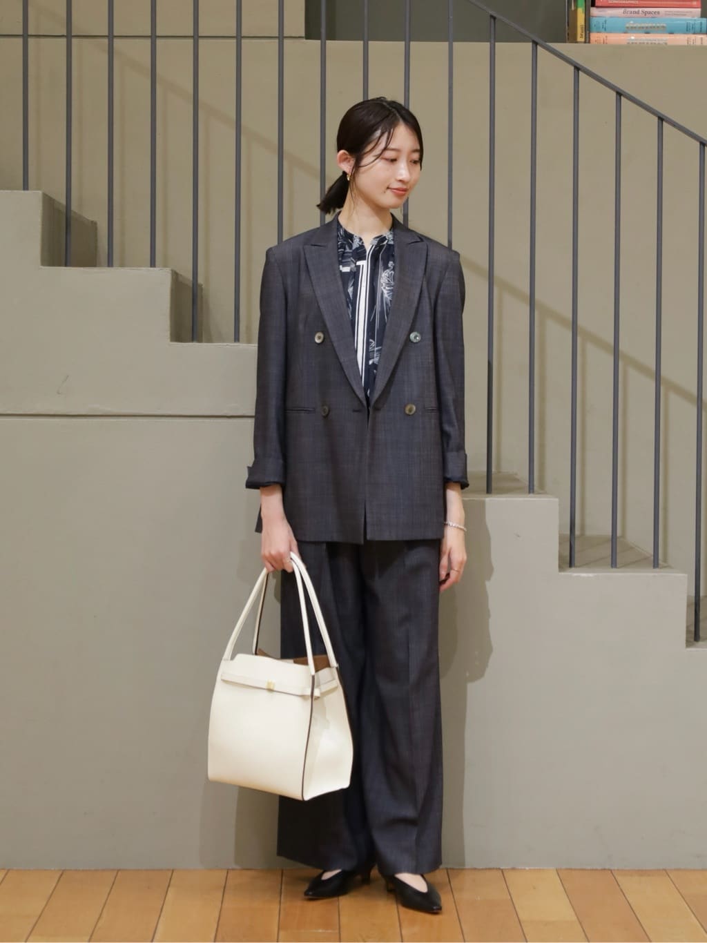 身長164㎝　ウールとレーヨンの交織で表現したデニム調の素材を使用したジャケット。
適度な伸縮性と軽さがあり、着心地の良さも抜群です。
ダブルブレストのデザインとヒップにかかる長めの丈感でマニッシュなバランスの一着。
肩幅を少し広めに設定し、背裏に表地を使用することで着るごとに身体に馴染んでいきます。
シーズンレスにお召しいただけ、コーディネートにさり気ないトレンド感をプラスしてくれるアイテムです。
同素材のパンツ（商品番号：13-04-62-04351）とのセットアップスタイルもお楽しみいただけます。