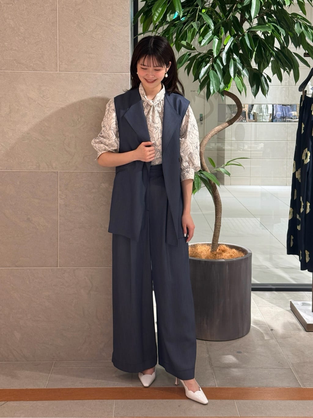 身長162㎝　〈Ballsey〉ラスターデニム ミドルジレ・ダブルタックワイドパンツ

上品でツヤ感のあるデニムライクな素材を使用したセットアップ。エレガントにもカジュアルにも着ていただけて、さまざまなレイヤードスタイルをお楽しみいただけます。

