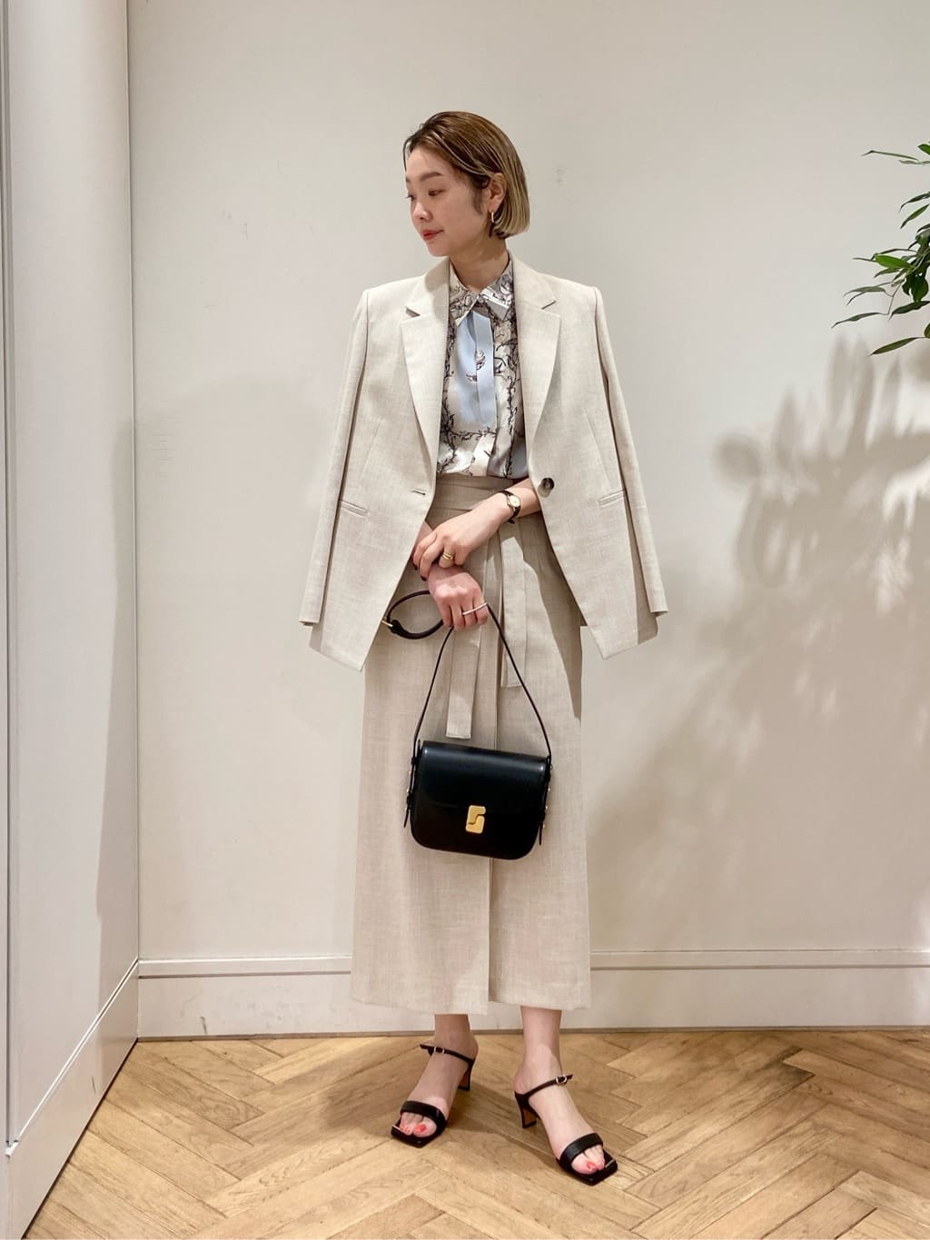 身長165㎝　〈Ballsey〉ミックススラブストレッチ 1Bテーラードジャケットは、シワになりにくく、様々なシーンで着用していただける万能ジャケット。
柄のブラウスをインナーにし、上品なセットアップコーディネートで着用しました。