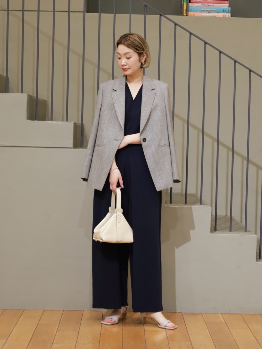 身長165㎝　〈Ballsey〉 ミックススラブストレッチ 1Bテーラードジャケット
シワになりにくいためデイリー使いしやすく、通勤から日常までさまざまなシーンで活躍してくれる万能なジャケットです。
ネイビーのオールインワンに合わせてシンプルに着用しました。