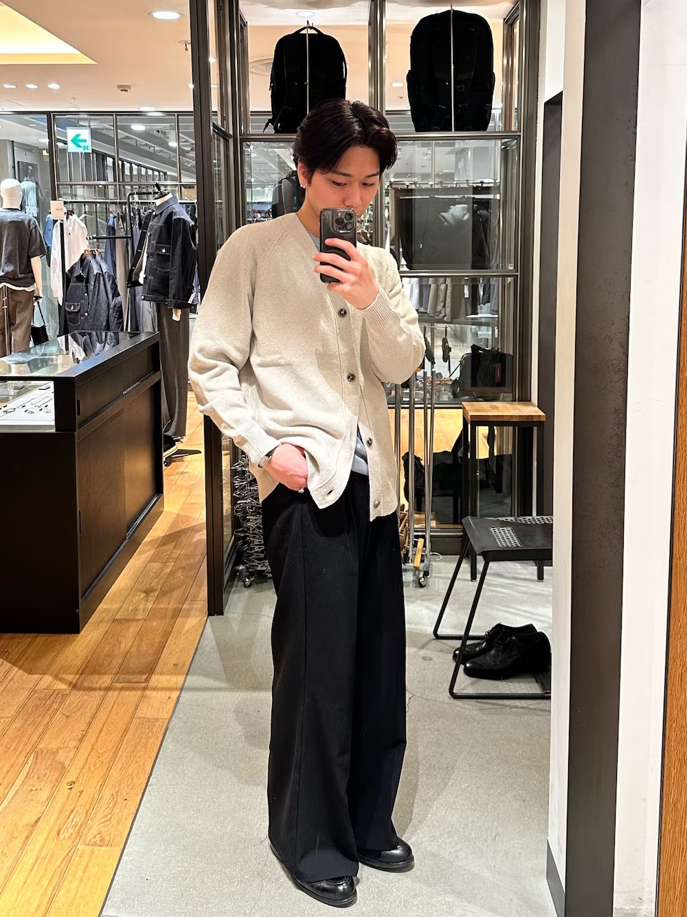 一年を通じて理想的な衣服内環境を維持する、天然繊維の王者を主役にした逸品が登場しました。
特殊な撚りを加えた糸で織り上げることで、汗ばむ季節でもベタつきを知らない驚くほど爽やかな足通りを実現。