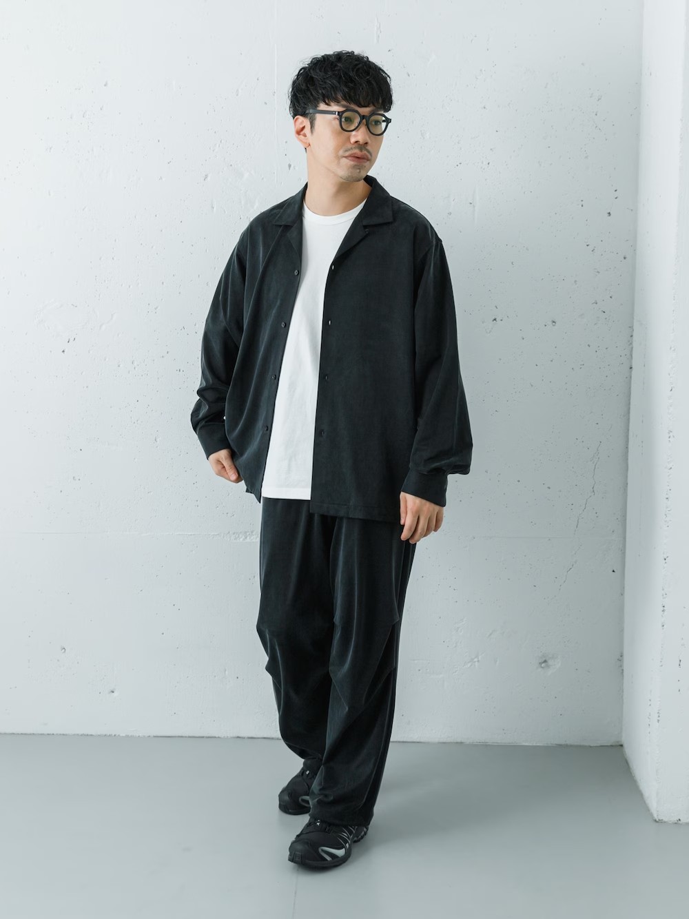 起毛加工されたキュプラ素材のシャツとパンツを合わせたしなやかさと上品さのあるセットアップスタイル。

シャツとパンツは表面に細かい毛羽立ちがあり、非常にソフトで着心地抜群です。
どちらもMサイズでややゆとりのあるシルエットです。