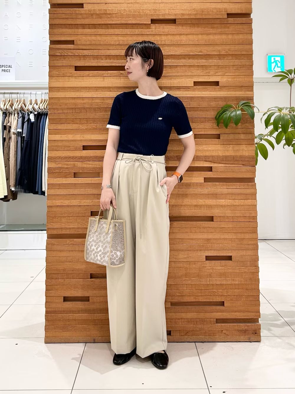 コードベルトパンツはハイウェストで着用するのがおすすめです〇

トップスを選ばないデザインでこれから着回せること間違いないです！

半袖ニットも仕事やプライベートで活躍し、さらっとした生地感なので夏にも使えるアイテムです♩