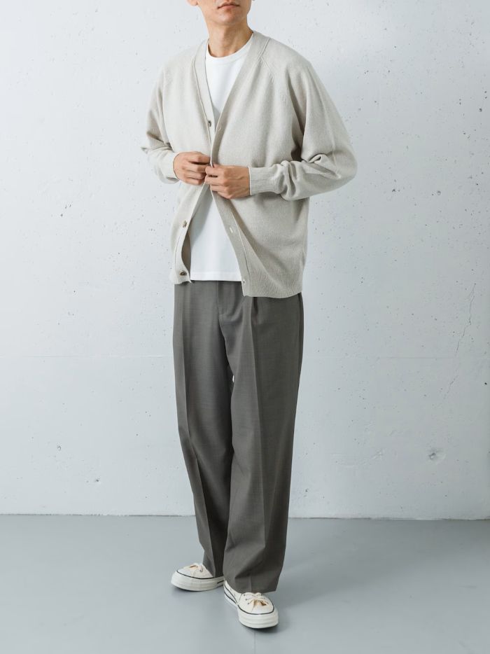 シルク特有の節感があるカーディガンに、防シワ・接触冷感機能を備えたスムージーTシャツを合わせた、質感のコントラストが光る着こなしです。

柔らかなナチュラルの羽織りを、インナーのホワイトが明るく引き立てつつ、ボトムスのチャコールが全体を都会的に引き締めています。