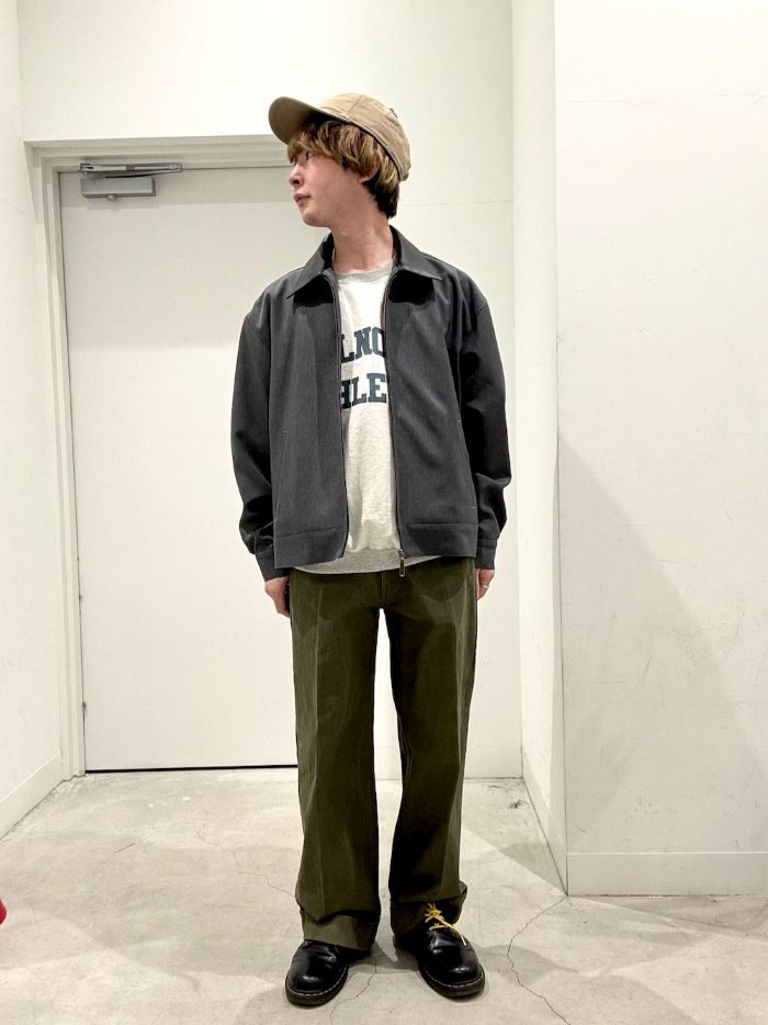 可愛らしいロゴが入ったシャツに、ブルゾンを羽織ってみました！パンツはカーキのものを履くことで、暗くならないようにまとめました！