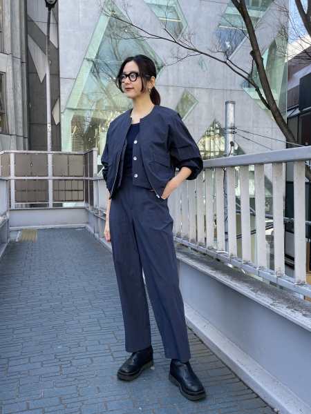 ワッシャー加工による適度なシワ感が軽やかな印象を与えるパンツ。
さまざまなアイテムと合わせやすく、こなれたスタイリングが楽しめます。
モデル身長:168cm 