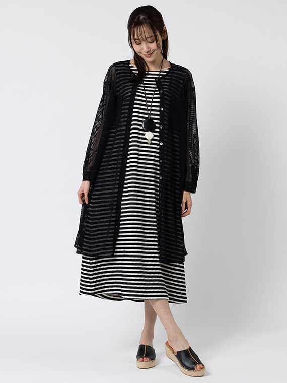 ゆるやかで優雅なAラインシルエットのボーダーワンピースにメッシュ素材の羽織りを合わせたコーディネートです。「カジュアルなボーダーは卒業したけれど、やっぱりボーダーが好き」……そんな大人のためのボーダースタイルに仕上げました。
モデル身長：165cm