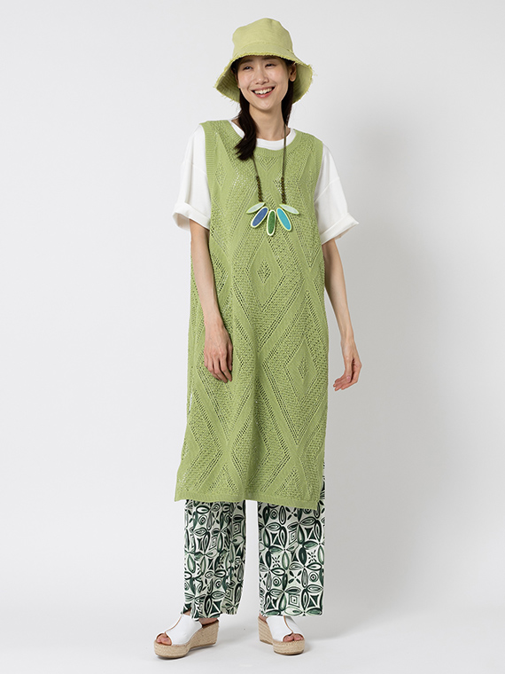 ダイヤ柄の透かし編みのロングベストをコーディネートの主役にしたスタイルです。腰のあたりまで大胆に開いた深いサイドスリットが、歩くたびに軽やかな動きを作り出し、ロング丈特有の重さを全く感じさせません。いつものスタイルに重ねるだけで、コーディネートがハッとするほど洗練された雰囲気に！