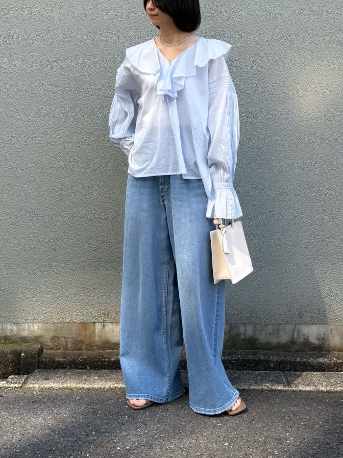 一枚で着映えする華やかなフリル衿が魅力の、コットンボイルラッフルブラウス。
軽く空気を含んだような柔らかな風合いの、インド製コットンボイルを使用したブラウスです。薄手でさりげないシアー感が、春夏らしい軽やかさと清涼感を感じさせてくれます。