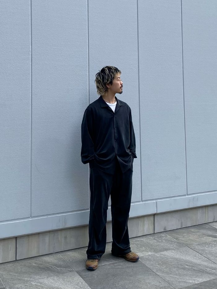 トロトロな生地感がやみつきになるセットアップが入荷してます。
豊かな伸縮性を持ち合わせているため、体を動かした際も窮屈さを全く感じさせません。