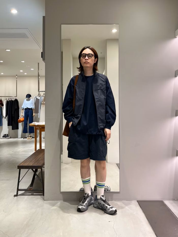 気温が高い季節を涼やかに乗り切るための、頼もしい短丈ボトムスが登場しました。
昨年よりもさらに改良を加えた特別な生地を用いており、水分を素早く吸い上げ、常にサラサラとした心地よい肌触りを保ちます。