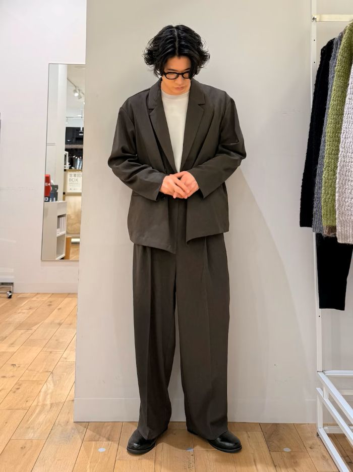 涼しくなってきた頃に着用したいリネンのセットアップ。
着心地もよく、サラッと着れるのでオススメです。
デートなんかでお洒落な場に行く時に大活躍してくれるので、1セット持っておくの良いかと〇