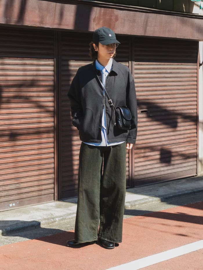 同系色のネクタイをセットにしたシャツ

スタイリングに馴染みやすくさり気ない見え方がおしゃれ