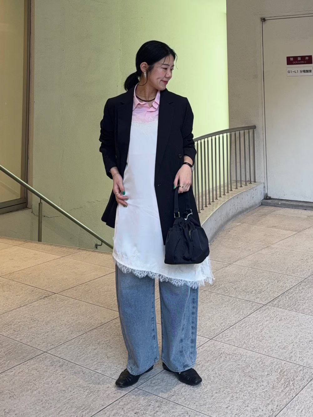 トレンドのサテンレースキャミを使ったコーデ！
アシメデザインになっているのがかわいい♩
.
ジャケットと合わせてカチッと決めつつトレンドもプラス〇
.
デニムはシルエットがきれいで
Sサイズから展開あるので低身長さんにもおすすめです！