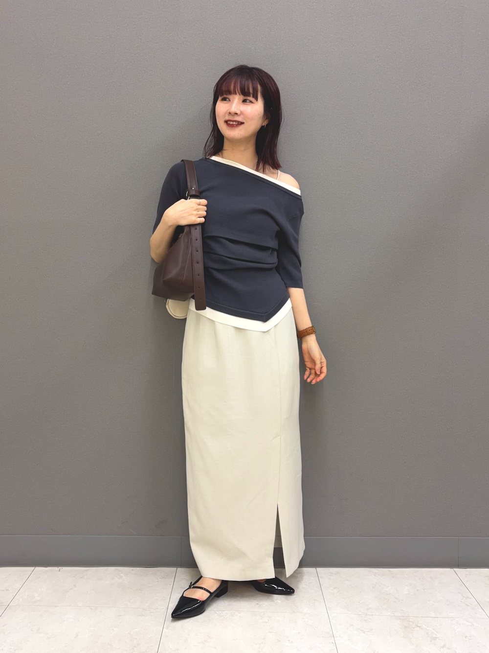 センスオブプレイス人気の
スタイルアップシリーズのトップスです〇

トップスはウエストのギャザーで細見えします！
首元はボートネックなので
ワンショル風に落とすのも可愛いです♩