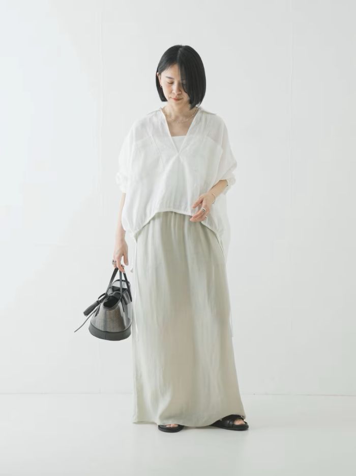 清涼感のある風合いと、裾のドロストデザインが抜け感を作るラミーレーヨンギャザーヘムシャツ。
昨年も大好評をいただいた、柔らかく涼やかなラミーレーヨン素材を使用したプルオーバーシャツです。