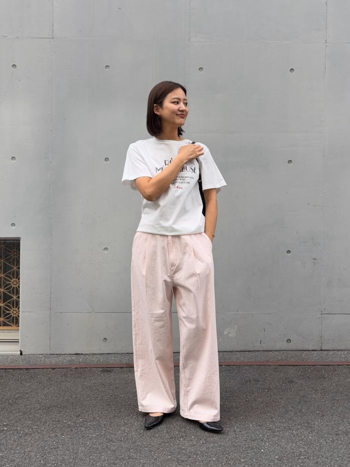 特有の色ムラや加工感を施すことで、ビンテージライクなこなれ感のある表情を演出。春夏シーズンを通してさらりと快適に着用いただけます。
ゆとりのあるワイドシルエットながら、腰回りのボリュームを抑えた計算されたパターンにより、着膨れせずスマートな着こなしを叶えます。