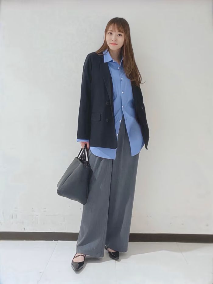 【ジャケット】
ダブルブレストメッシュジャケット
薄手でやわらかく、さらっと羽織れる軽やかなジャケット。
メッシュ素材でほんのり透け感がありますが、実際に着てみると気にならず、きちんと感もキープできます。
裏地なしの一枚仕立てなので、気温が上がってきても快適。