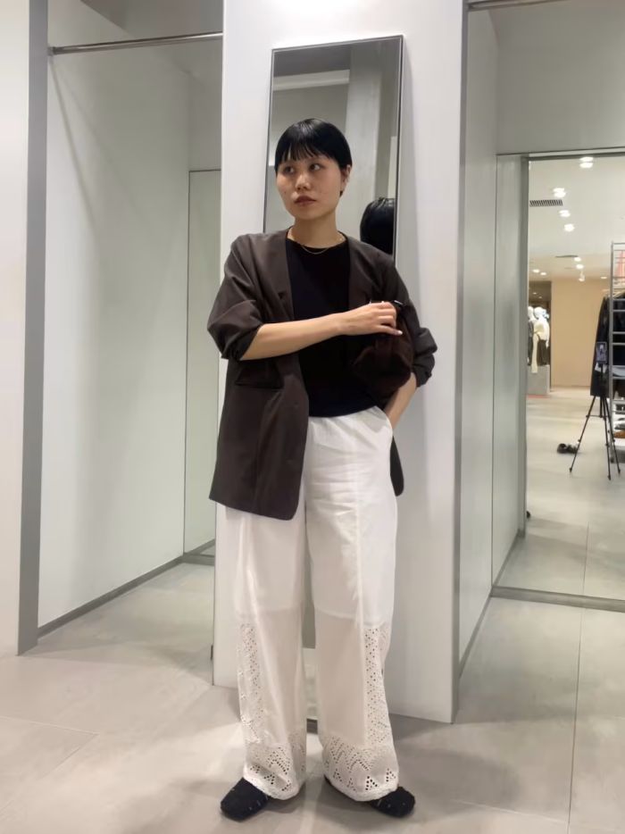 ジャケットをレースパンツと合わせてカジュアルに来ました！
足元もサンダルでラフさをプラスしました。