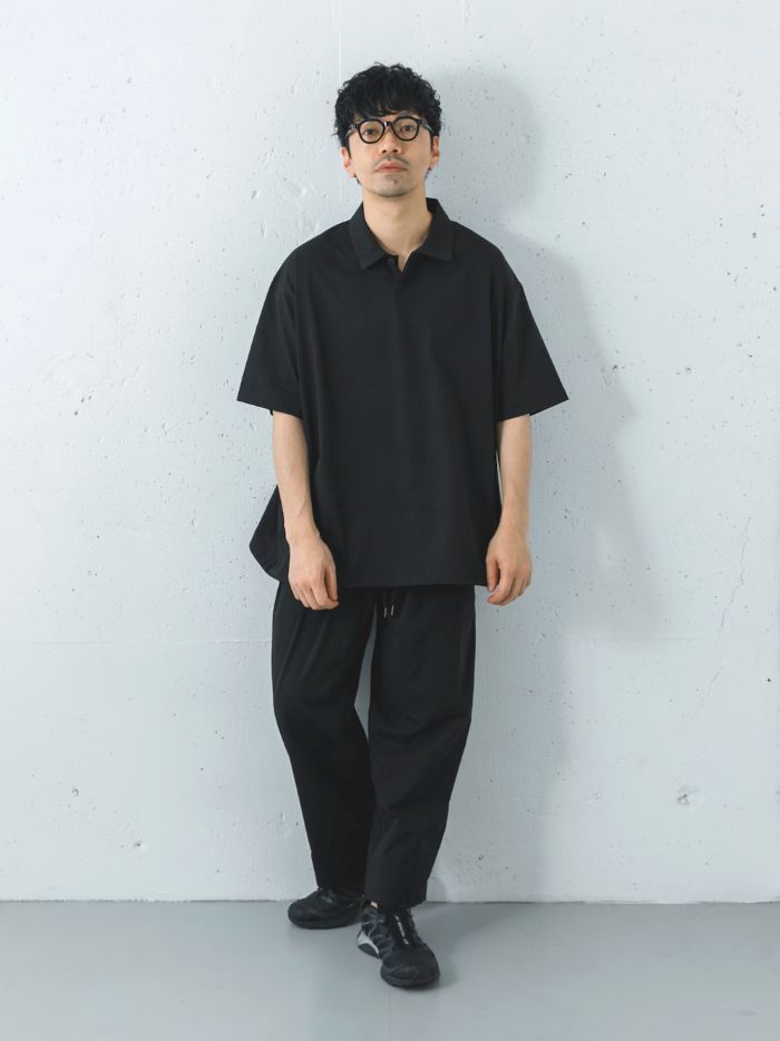 ポロシャツは1のサイズで腕回り、身幅はしっかりワイドです。
着丈は長すぎないのでスッキリ見えします。
裾が絞れるのでスタイルチェンジも可能です。
吸水性、速乾性が優れていて着心地最高です。