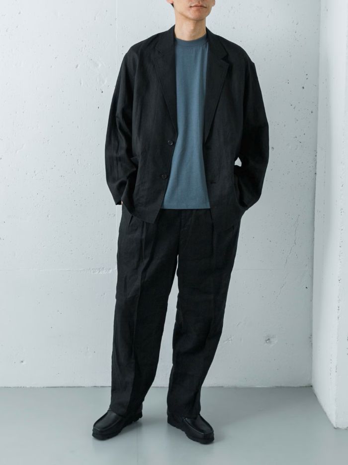清涼感のあるブラックリネン素材のシャツジャケットとワイドイージーパンツを合わせた、大人のサマーセットアップスタイルです。